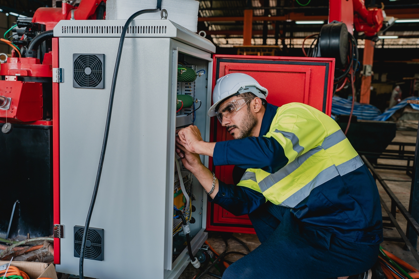 Experto en energía haciendo una revisión para evitar un posible riesgo eléctrico en conexiones eléctricas, para la seguridad. 